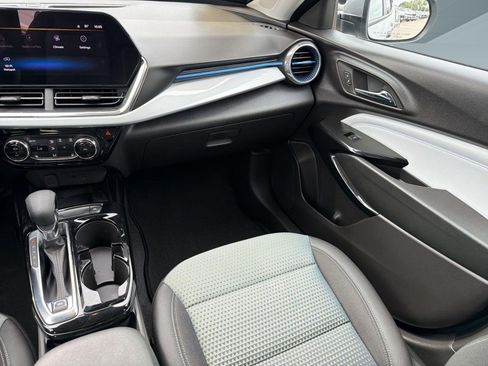 Certified 2025 Chevrolet Trax LT w/ Sunroof Package FWD image 28