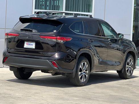 Used 2022 Toyota Highlander XLE AWD/4WD image 4