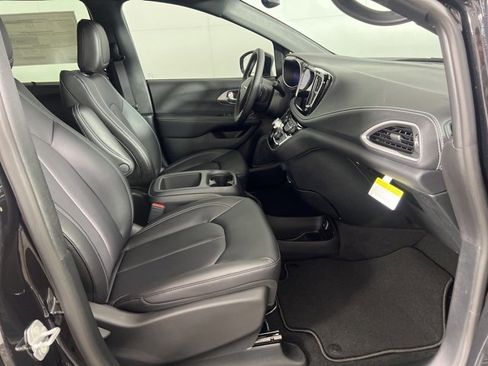 New 2026 Chrysler Pacifica Select image 12