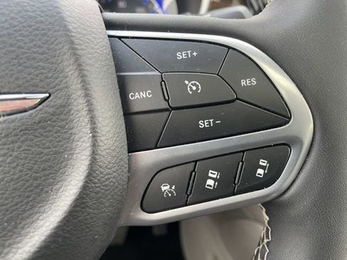 Used 2024 Chrysler Pacifica Limited FWD image 22