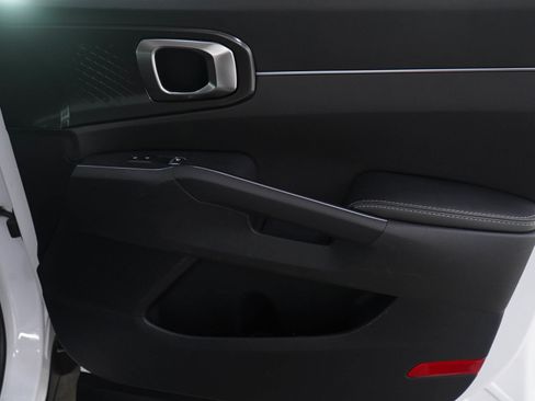 Used 2023 Kia Sorento LX image 11