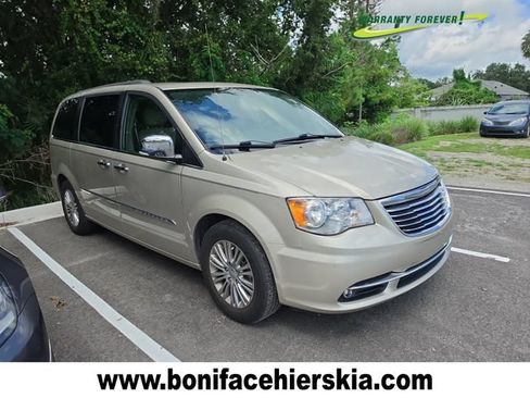 Used 2016 Chrysler Town & Country Touring-L FWD image 1