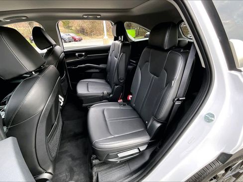 Used 2024 Kia Sorento EX w/ Panoramic Sunroof Package image 18