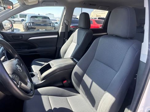 Used 2015 Toyota Highlander LE FWD image 12