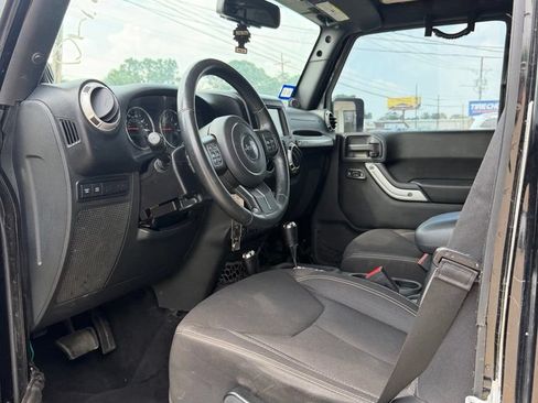 Used 2013 Jeep Wrangler Unlimited Rubicon w/ Connectivity Group AWD/4WD image 12