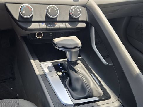 Certified 2025 Hyundai Elantra SE FWD image 17