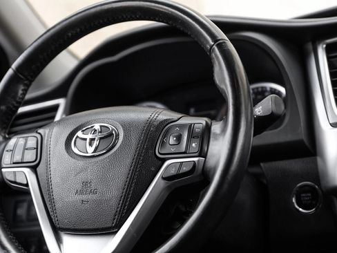Used 2017 Toyota Highlander Limited Platinum FWD image 23