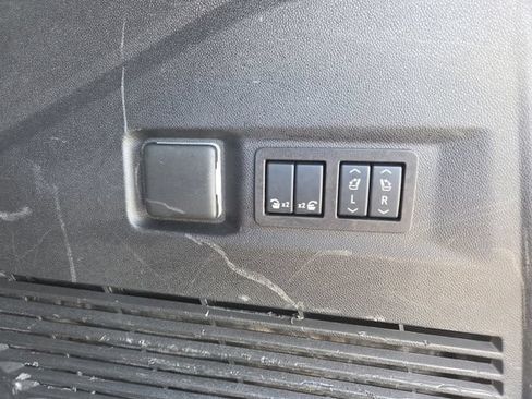 Used 2025 GMC Yukon Denali AWD/4WD image 18
