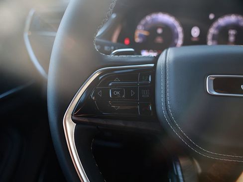 New 2025 Jeep Grand Cherokee Overland image 17