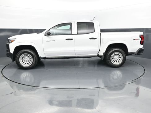 Used 2025 Chevrolet Colorado W/T image 2