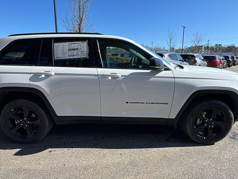 New 2025 Jeep Grand Cherokee 4WD image 7