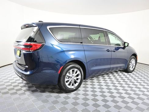 Used 2024 Chrysler Pacifica Touring-L AWD/4WD image 6