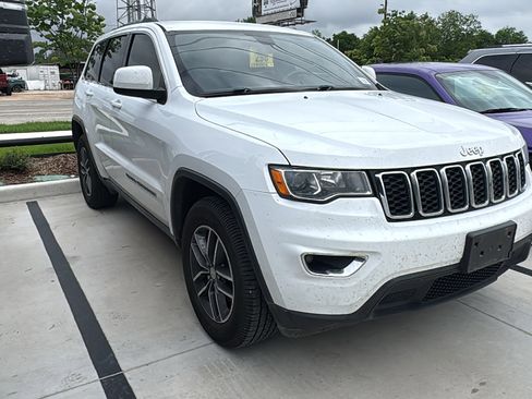 Used 2018 Jeep Grand Cherokee Laredo image 3