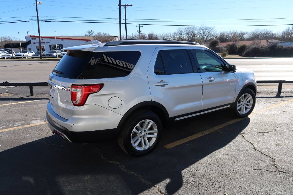 Used 2017 Ford Explorer XLT w/ Equipment Group 202A FWD image 3