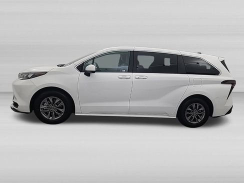 Used 2026 Toyota Sienna LE FWD image 8