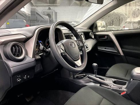 Used 2018 Toyota RAV4 LE w/ Carpet Mat Package image 17