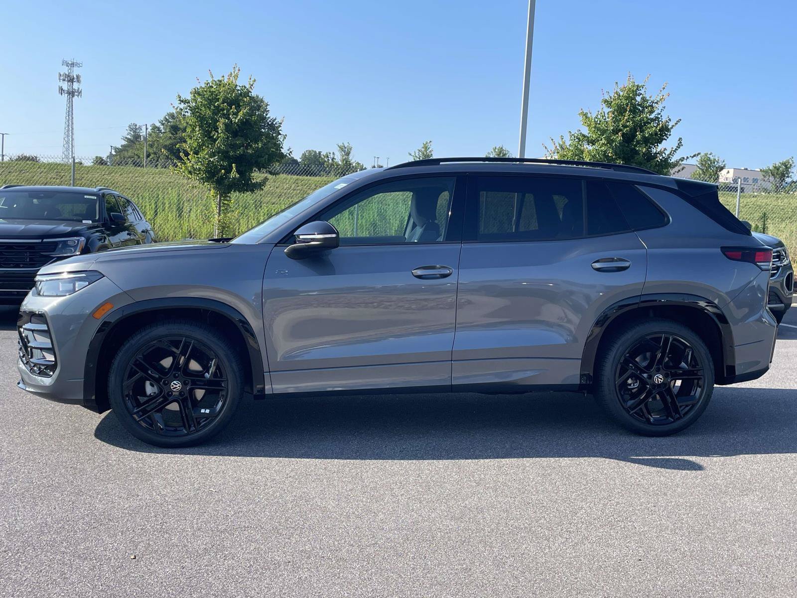 New 2026 Volkswagen Tiguan SE R-Line FWD image 4