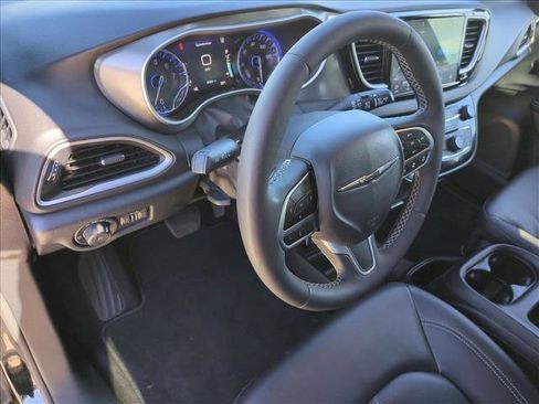 Used 2025 Chrysler Pacifica Select image 10