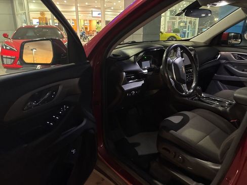 Used 2018 Chevrolet Traverse LT image 8