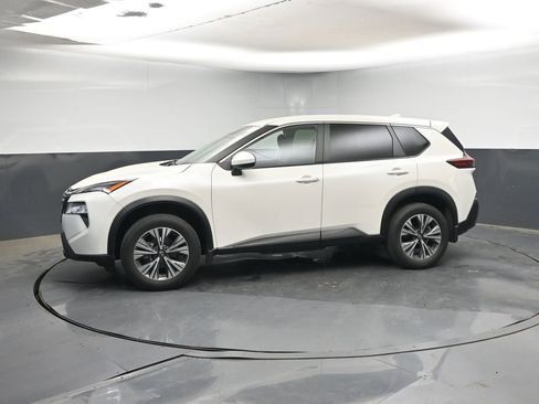 Used 2023 Nissan Rogue SV image 2