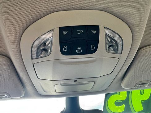 Used 2023 Chrysler Pacifica Touring-L FWD image 16