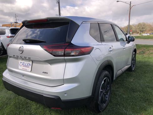 Used 2025 Nissan Rogue SV image 13