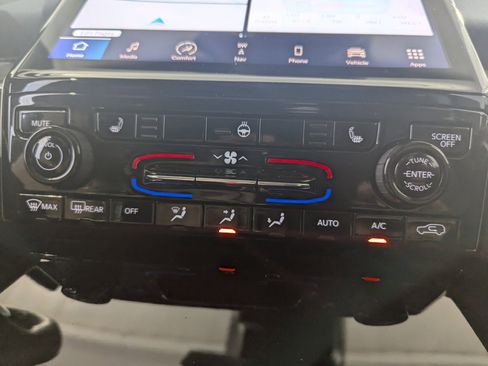 Used 2023 Jeep Grand Cherokee 4x4 image 25