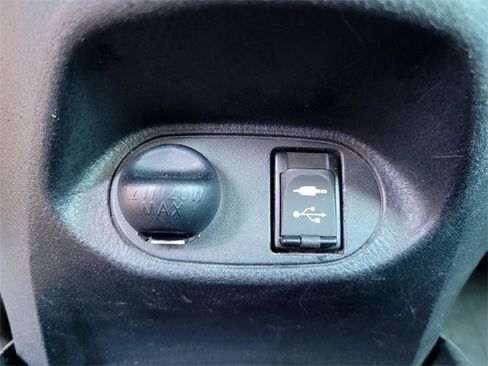 Used 2015 Toyota Yaris L image 15