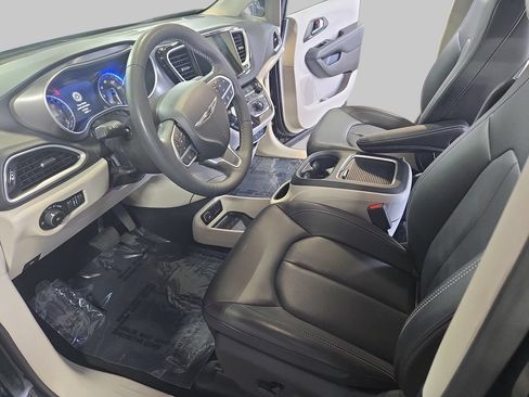 Used 2024 Chrysler Pacifica Touring-L FWD image 19