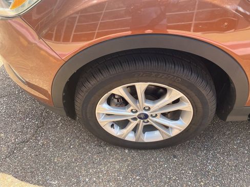 Used 2017 Ford Escape SE image 3