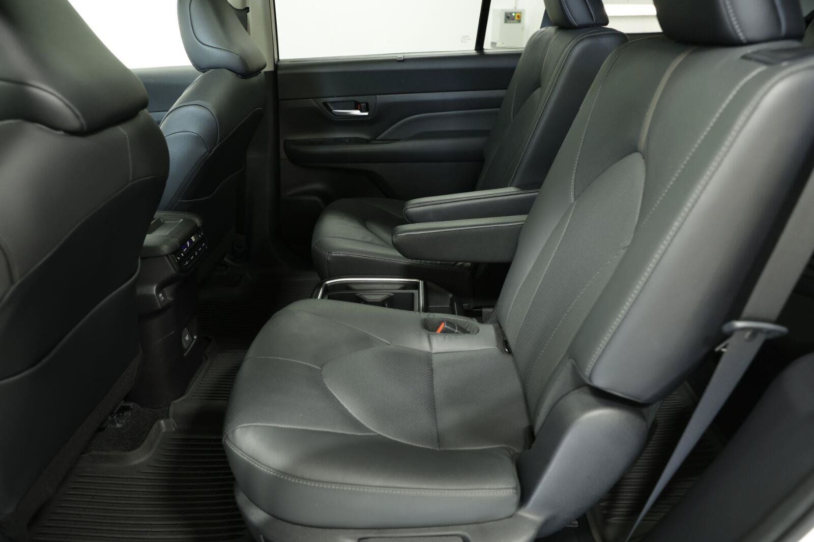 Used 2025 Toyota Grand Highlander AWD image 31