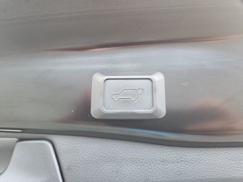 Used 2019 Toyota RAV4 XLE Premium FWD image 18