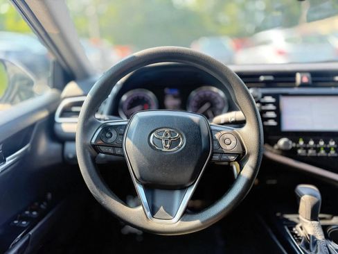 Used 2018 Toyota Camry LE FWD image 14