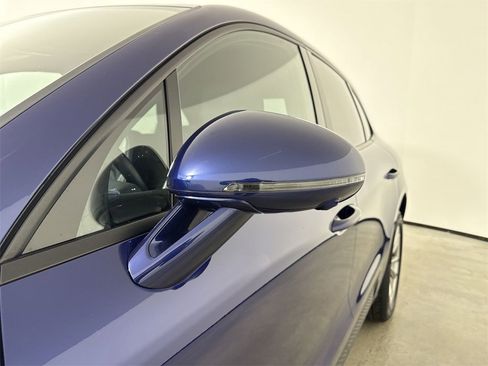 Certified 2023 Porsche Macan image 12