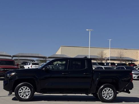 Used 2025 Toyota Tacoma SR image 3