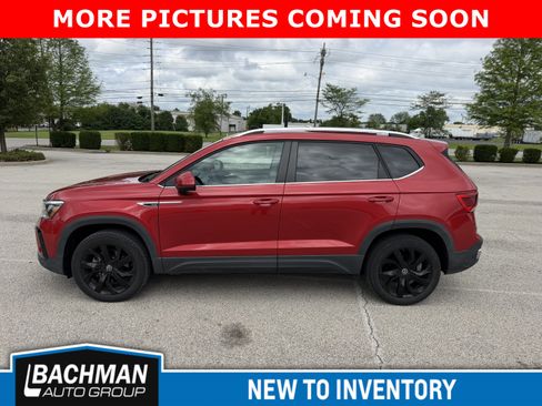Used 2022 Volkswagen Taos SE w/ Panoramic Sunroof Package FWD image 4