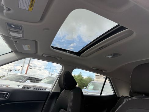 Used 2025 Hyundai Venue SEL FWD image 14