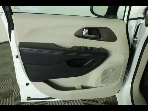 Used 2023 Chrysler Voyager LX FWD image 21