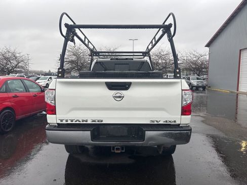 Used 2019 Nissan Titan SV image 3