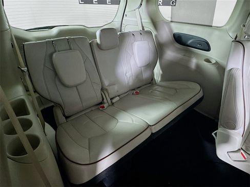 Used 2020 Chrysler Pacifica Limited image 28