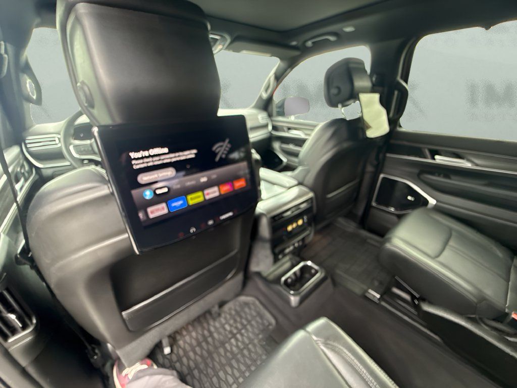 Used 2024 Jeep Wagoneer Series III w/ Premium Group I AWD/4WD image 12