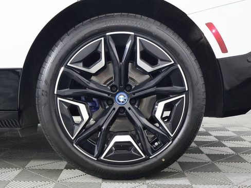 Used 2024 BMW iX xDrive50 w/ Premium Package AWD/4WD image 15
