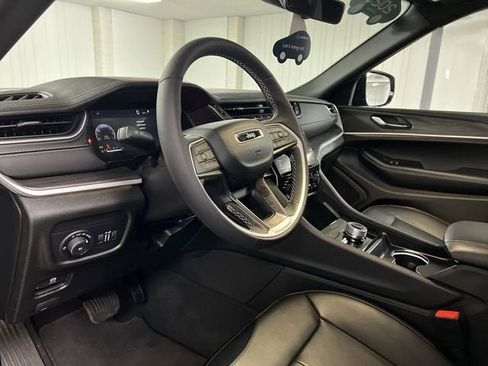 Used 2025 Jeep Grand Cherokee L Limited w/ Black Appearance Package image 10