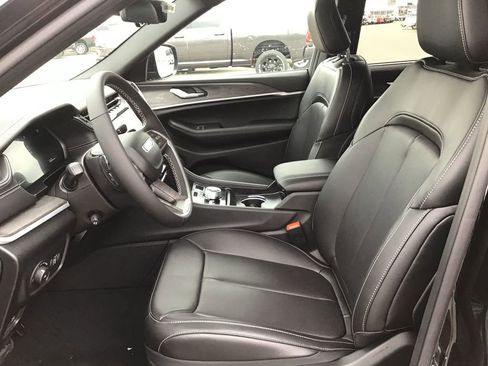 New 2025 Jeep Grand Cherokee L Limited w/ Luxury Tech Group II image 12