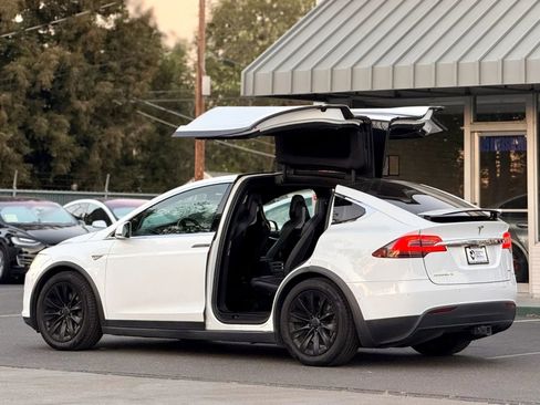 Used 2016 Tesla Model X 75D image 7