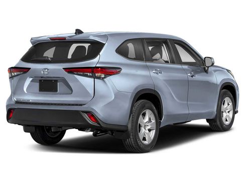 Used 2024 Toyota Highlander LE FWD image 2