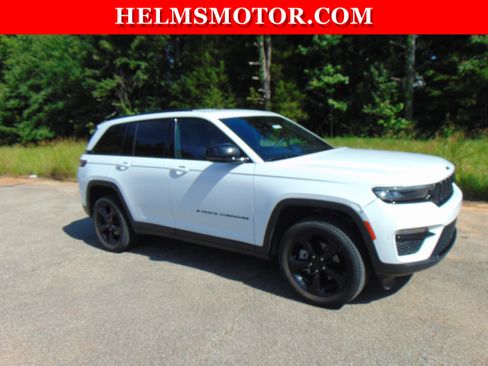 Used 2024 Jeep Grand Cherokee Limited w/ Black Appearance Package AWD/4WD image 8