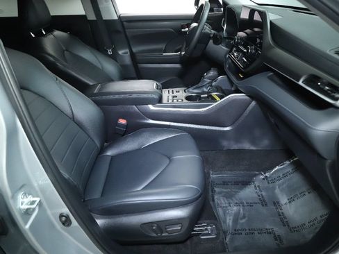 Used 2024 Toyota Highlander XLE AWD/4WD image 34