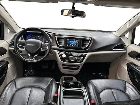 Used 2018 Chrysler Pacifica Touring-L image 29