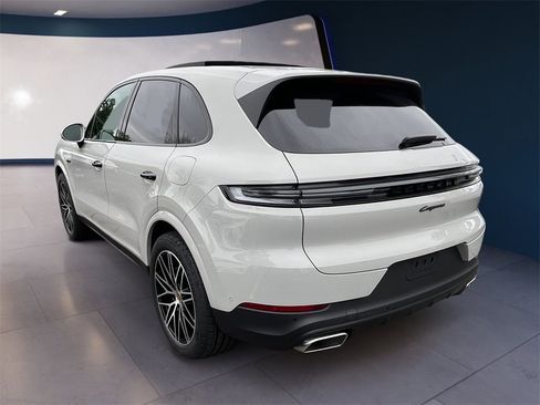 Used 2024 Porsche Cayenne image 3